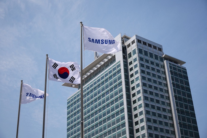 Flags with the logo of Samsung Electronics are seen during a media tour at Samsung Electronics' headquarters in Suwon, South Korea, June 13, 2023. REUTERS/Kim Hong-Ji/File Photo Flags with the logo of Samsung Electronics are seen during a media tour at Samsung Electronics' headquarters in Suwon, South Korea, June 13, 2023. REUTERS/Kim Hong-Ji/File Photo