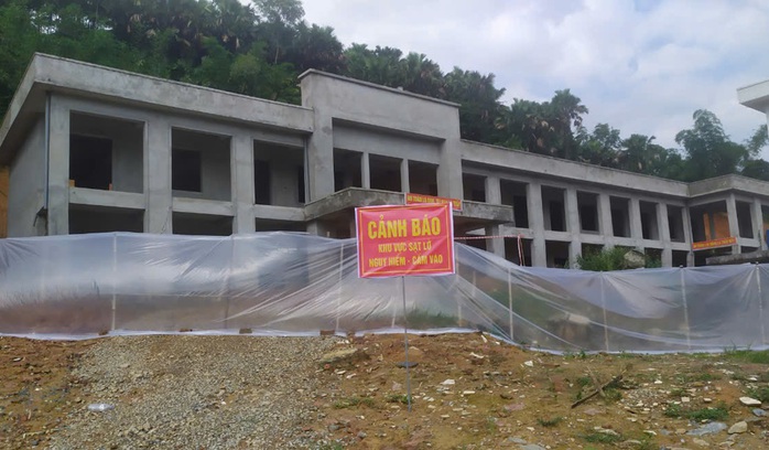 Sạt lở đất xô nghiêng ngôi trường 2 tầng đang hoàn thiện ở Thanh Hóa- Ảnh 3. Sạt lở đất xô nghiêng ngôi trường 2 tầng đang hoàn thiện ở Thanh Hóa- Ảnh 3.