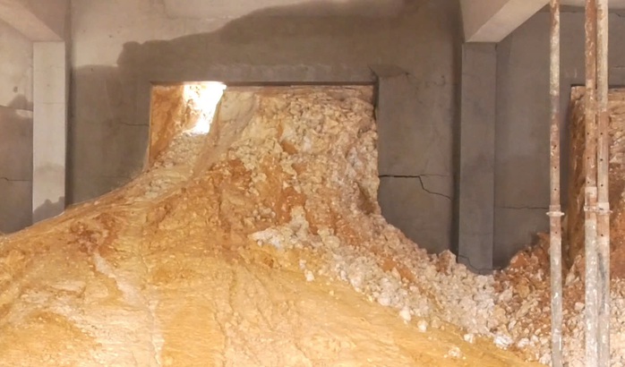 Sạt lở đất xô nghiêng ngôi trường 2 tầng đang hoàn thiện ở Thanh Hóa- Ảnh 6. Sạt lở đất xô nghiêng ngôi trường 2 tầng đang hoàn thiện ở Thanh Hóa- Ảnh 6.
