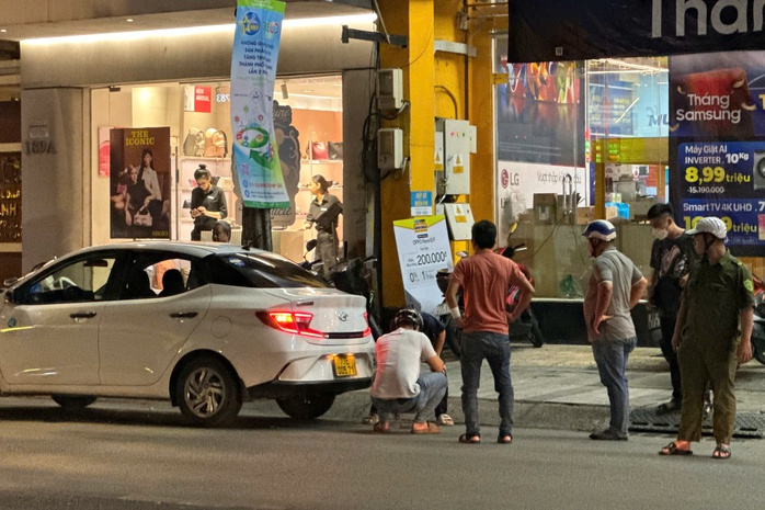 TP HCM: Điều tra vụ người đàn ông cầm kéo, đe doạ tài xế- Ảnh 1. TP HCM: Điều tra vụ người đàn ông cầm kéo, đe doạ tài xế- Ảnh 1.