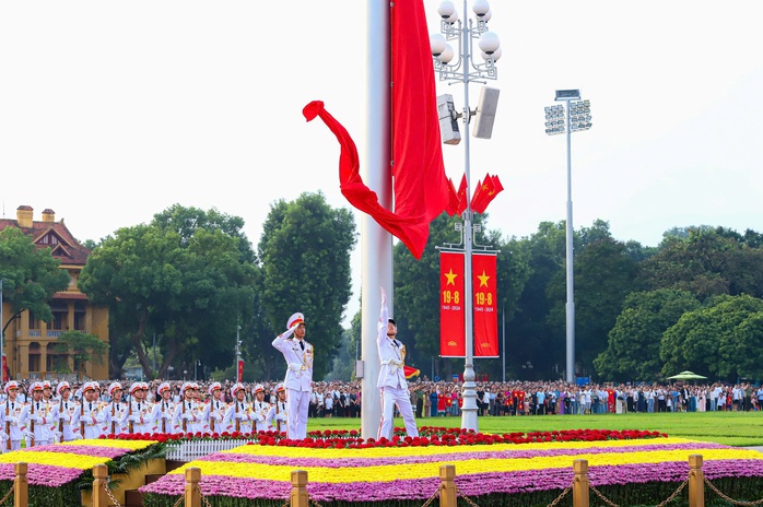 Hàng ngàn người dân chứng kiến Lễ thượng cờ thiêng liêng trong ngày Quốc khánh 2-9- Ảnh 4. Hàng ngàn người dân chứng kiến Lễ thượng cờ thiêng liêng trong ngày Quốc khánh 2-9- Ảnh 4.