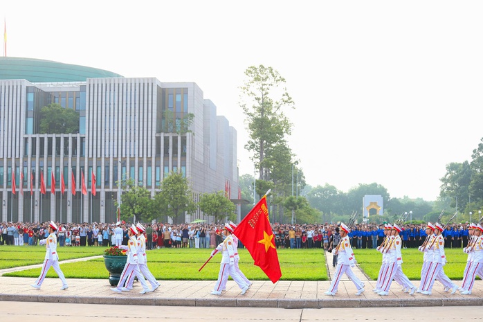 Hàng ngàn người dân chứng kiến Lễ thượng cờ thiêng liêng trong ngày Quốc khánh 2-9- Ảnh 6. Hàng ngàn người dân chứng kiến Lễ thượng cờ thiêng liêng trong ngày Quốc khánh 2-9- Ảnh 6.