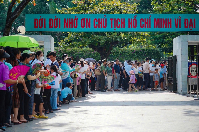 Hàng ngàn người dân chứng kiến Lễ thượng cờ thiêng liêng trong ngày Quốc khánh 2-9- Ảnh 10. Hàng ngàn người dân chứng kiến Lễ thượng cờ thiêng liêng trong ngày Quốc khánh 2-9- Ảnh 10.