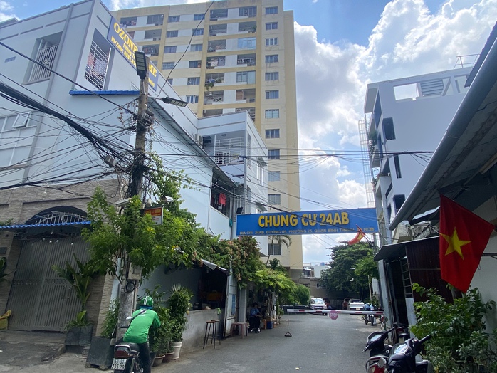 Một số cư dân chung cư 24AB (phường 25, quận Bình Thạnh, TP HCM) bị cắt nước sinh hoạt do không đóng quỹ bảo trì Ảnh: QUỐC ANH Một số cư dân chung cư 24AB (phường 25, quận Bình Thạnh, TP HCM) bị cắt nước sinh hoạt do không đóng quỹ bảo trì Ảnh: QUỐC ANH