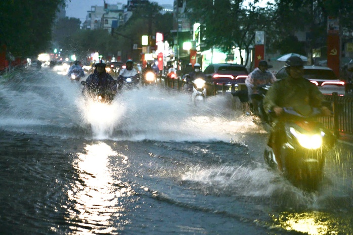 Thời tiết hôm nay: TP HCM và Nam Bộ tiếp tục mưa to đến rất to- Ảnh 1. Thời tiết hôm nay: TP HCM và Nam Bộ tiếp tục mưa to đến rất to- Ảnh 1.
