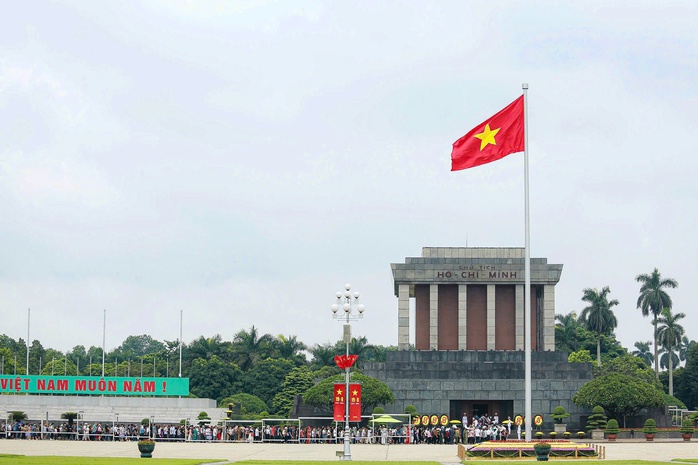 Hàng ngàn người dân chứng kiến Lễ thượng cờ thiêng liêng trong ngày Quốc khánh 2-9- Ảnh 9. Hàng ngàn người dân chứng kiến Lễ thượng cờ thiêng liêng trong ngày Quốc khánh 2-9- Ảnh 9.