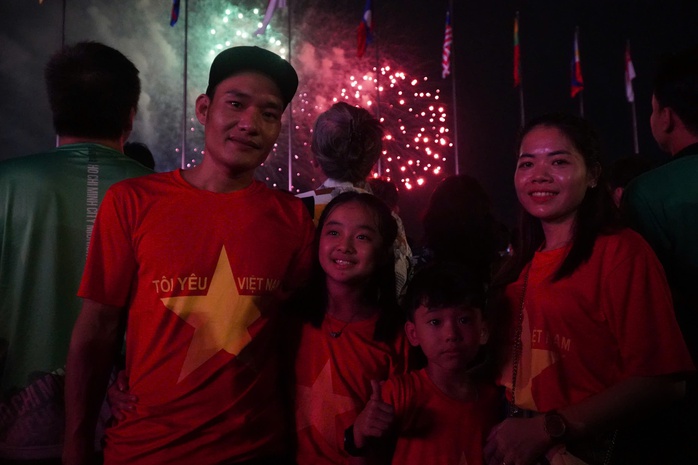 Người dân TP HCM bày tỏ lòng yêu nước dưới bầu trời pháo hoa- Ảnh 5. Người dân TP HCM bày tỏ lòng yêu nước dưới bầu trời pháo hoa- Ảnh 5.