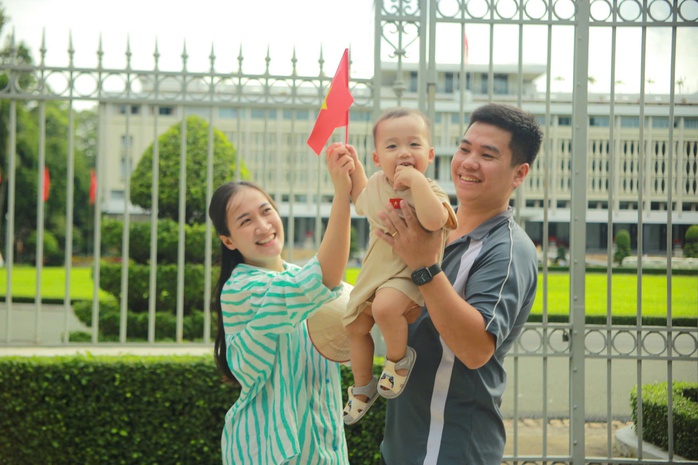 Gia đình anh Nguyễn Đình Minh (tỉnh Bình Phước) tham quan Di tích Lịch sử Dinh Độc Lập (nay là Hội trường Thống Nhất, quận 1, TP HCM)Ảnh: THÁI PHƯƠNG Gia đình anh Nguyễn Đình Minh (tỉnh Bình Phước) tham quan Di tích Lịch sử Dinh Độc Lập (nay là Hội trường Thống Nhất, quận 1, TP HCM)Ảnh: THÁI PHƯƠNG