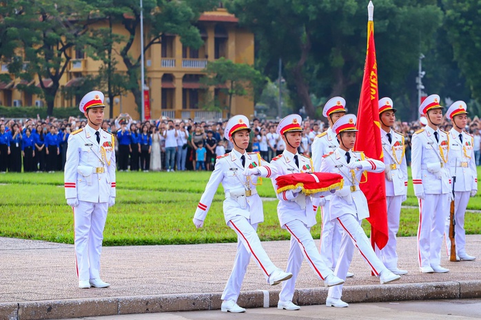 Hàng ngàn người dân chứng kiến Lễ thượng cờ thiêng liêng trong ngày Quốc khánh 2-9- Ảnh 2. Hàng ngàn người dân chứng kiến Lễ thượng cờ thiêng liêng trong ngày Quốc khánh 2-9- Ảnh 2.