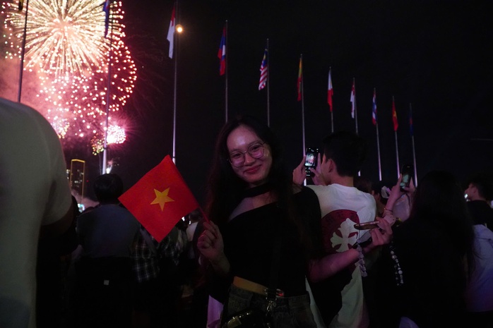 Người dân TP HCM bày tỏ lòng yêu nước dưới bầu trời pháo hoa- Ảnh 2. Người dân TP HCM bày tỏ lòng yêu nước dưới bầu trời pháo hoa- Ảnh 2.