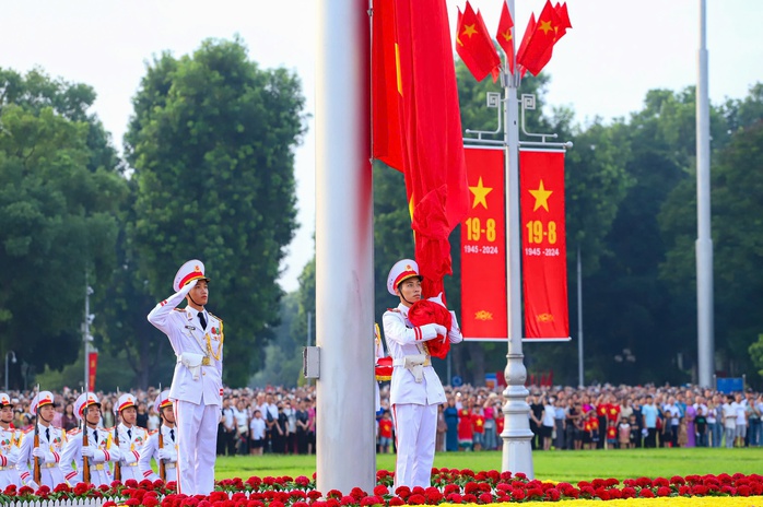 Hàng ngàn người dân chứng kiến Lễ thượng cờ thiêng liêng trong ngày Quốc khánh 2-9- Ảnh 3. Hàng ngàn người dân chứng kiến Lễ thượng cờ thiêng liêng trong ngày Quốc khánh 2-9- Ảnh 3.