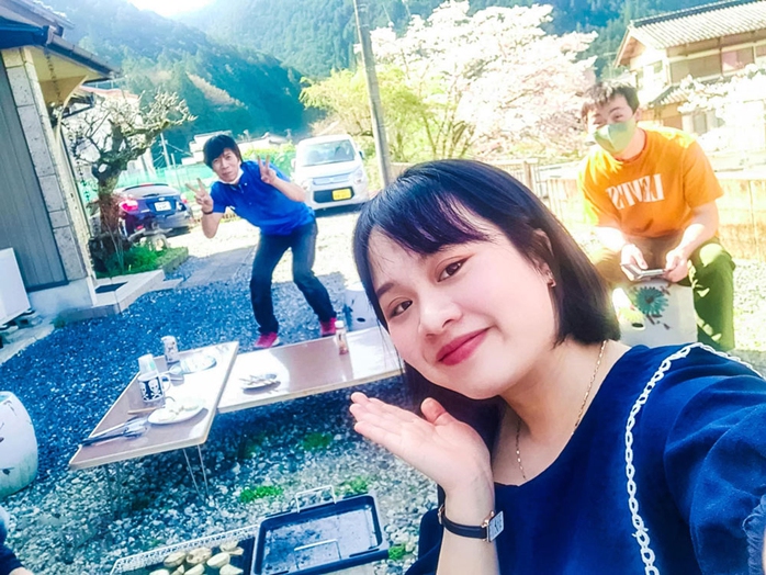 Mai Hương và những người bạn khi còn làm việc ở nông trại tại Aichi - Nhật Bản (Ảnh do nhân vật cung cấp) Mai Hương và những người bạn khi còn làm việc ở nông trại tại Aichi - Nhật Bản (Ảnh do nhân vật cung cấp)