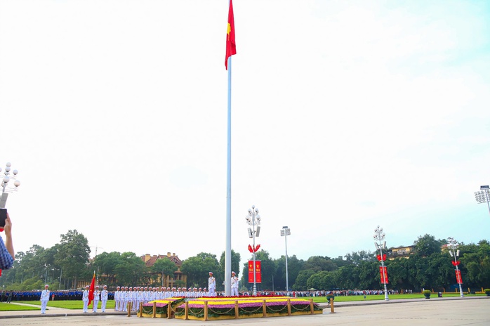 Hàng ngàn người dân chứng kiến Lễ thượng cờ thiêng liêng trong ngày Quốc khánh 2-9- Ảnh 5. Hàng ngàn người dân chứng kiến Lễ thượng cờ thiêng liêng trong ngày Quốc khánh 2-9- Ảnh 5.