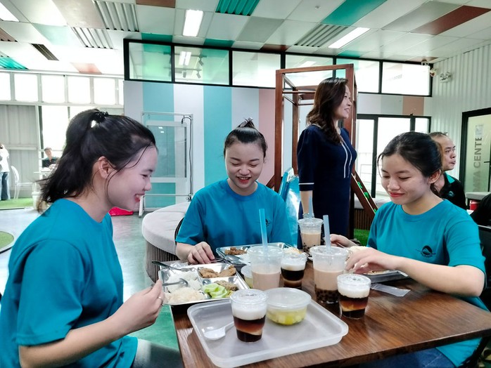 Người lao động Công ty CP Văn hóa Tân Bình thưởng thức “Bữa cơm Công đoàn”. Ảnh: THANH NGA Người lao động Công ty CP Văn hóa Tân Bình thưởng thức “Bữa cơm Công đoàn”. Ảnh: THANH NGA