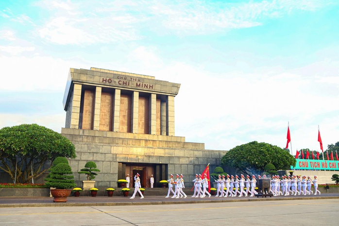 Hàng ngàn người dân chứng kiến Lễ thượng cờ thiêng liêng trong ngày Quốc khánh 2-9- Ảnh 7. Hàng ngàn người dân chứng kiến Lễ thượng cờ thiêng liêng trong ngày Quốc khánh 2-9- Ảnh 7.