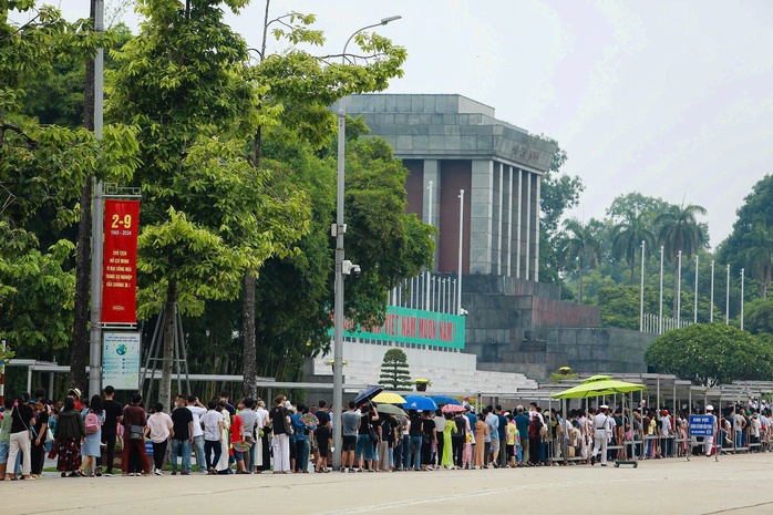 Hàng ngàn người dân chứng kiến Lễ thượng cờ thiêng liêng trong ngày Quốc khánh 2-9- Ảnh 8. Hàng ngàn người dân chứng kiến Lễ thượng cờ thiêng liêng trong ngày Quốc khánh 2-9- Ảnh 8.