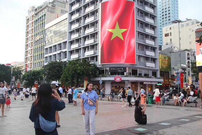 Mãn nhãn bắn pháo hoa mừng Quốc khánh 2-9 ở TP HCM- Ảnh 2. Mãn nhãn bắn pháo hoa mừng Quốc khánh 2-9 ở TP HCM- Ảnh 2.