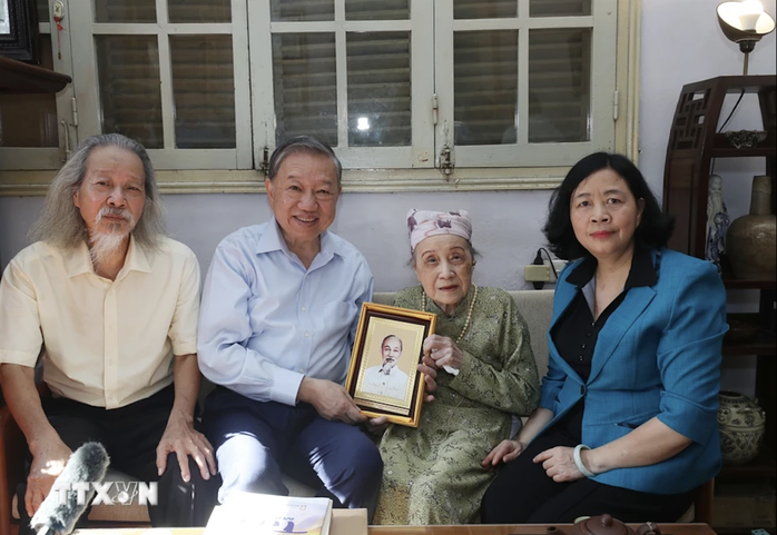 Tổng Bí thư, Chủ tịch nước Tô Lâm tri ân cố nhạc sĩ Văn Cao, cố họa sĩ Bùi Trang Chước- Ảnh 1. Tổng Bí thư, Chủ tịch nước Tô Lâm tri ân cố nhạc sĩ Văn Cao, cố họa sĩ Bùi Trang Chước- Ảnh 1.