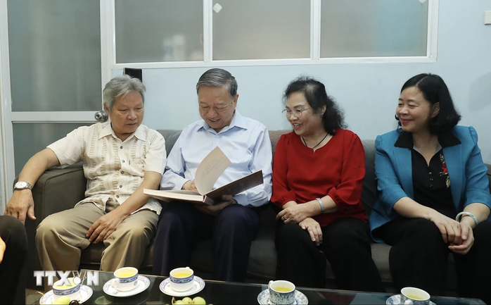 Tổng Bí thư, Chủ tịch nước Tô Lâm tri ân cố nhạc sĩ Văn Cao, cố họa sĩ Bùi Trang Chước- Ảnh 3. Tổng Bí thư, Chủ tịch nước Tô Lâm tri ân cố nhạc sĩ Văn Cao, cố họa sĩ Bùi Trang Chước- Ảnh 3.