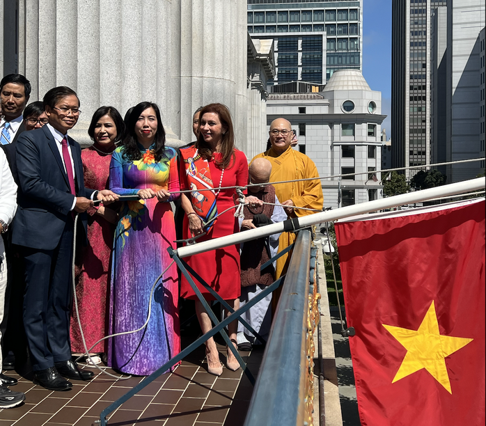 VIDEO: Quốc kỳ Việt Nam được kéo lên tại Toà Thị chính San Francisco trong lời "Tiến quân ca"- Ảnh 3. VIDEO: Quốc kỳ Việt Nam được kéo lên tại Toà Thị chính San Francisco trong lời "Tiến quân ca"- Ảnh 3.