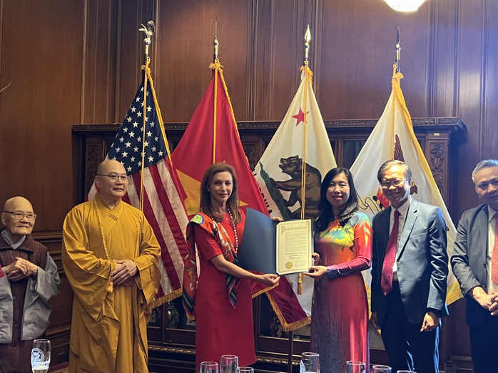 VIDEO: Quốc kỳ Việt Nam được kéo lên tại Toà Thị chính San Francisco trong lời "Tiến quân ca"- Ảnh 5. VIDEO: Quốc kỳ Việt Nam được kéo lên tại Toà Thị chính San Francisco trong lời "Tiến quân ca"- Ảnh 5.