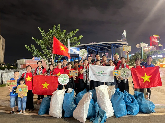 Nhóm bạn trẻ mặc áo cờ đỏ sao vàng, tình nguyện nhặt rác trong đêm pháo hoa- Ảnh 2. Nhóm bạn trẻ mặc áo cờ đỏ sao vàng, tình nguyện nhặt rác trong đêm pháo hoa- Ảnh 2.