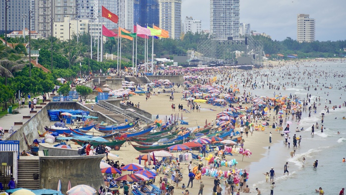 Bất chấp trời mưa, bãi biển Vũng Tàu vẫn đông người tắm- Ảnh 1. Bất chấp trời mưa, bãi biển Vũng Tàu vẫn đông người tắm- Ảnh 1.