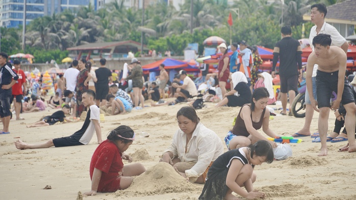 Bất chấp trời mưa, bãi biển Vũng Tàu vẫn đông người tắm- Ảnh 3. Bất chấp trời mưa, bãi biển Vũng Tàu vẫn đông người tắm- Ảnh 3.