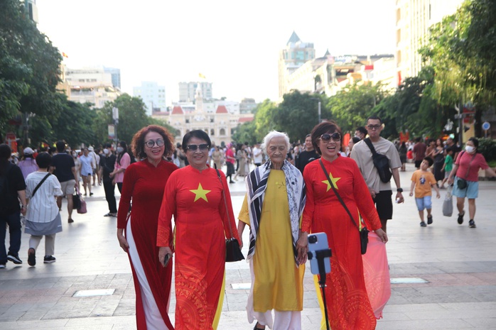 Mãn nhãn bắn pháo hoa mừng Quốc khánh 2-9 ở TP HCM- Ảnh 1. Mãn nhãn bắn pháo hoa mừng Quốc khánh 2-9 ở TP HCM- Ảnh 1.