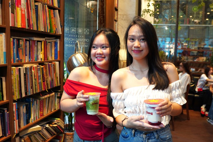 Giới trẻ TP HCM thích thú với những "siêu phẩm" ẩm thực - Ảnh 8. Giới trẻ TP HCM thích thú với những "siêu phẩm" ẩm thực - Ảnh 8.