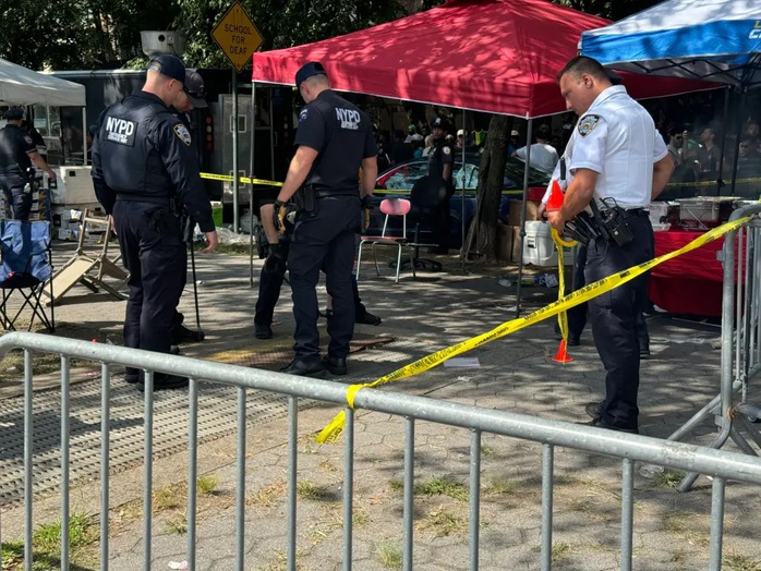 Vụ nổ súng xảy ra gần một khu vực bán đồ ăn. Ảnh: New York Post Vụ nổ súng xảy ra gần một khu vực bán đồ ăn. Ảnh: New York Post