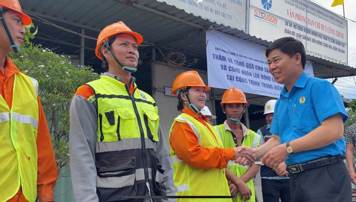 Ông Phạm Chí Tâm, Phó Chủ tịch LĐLĐ TP HCM, tặng quà cho người lao động tại công trình xây dựng đường nối Trần Quốc Hoàn - Cộng Hòa Ông Phạm Chí Tâm, Phó Chủ tịch LĐLĐ TP HCM, tặng quà cho người lao động tại công trình xây dựng đường nối Trần Quốc Hoàn - Cộng Hòa