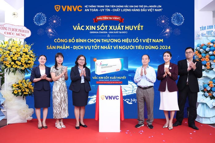 PGS.TS Trần Đắc Phu (thứ ba từ phải sang), nguyên Cục trưởng Cục Y tế dự phòng (Bộ Y tế) chứng kiến Lễ ra mắt và triển khai tiêm vắc-xin sốt xuất huyết tại VNVC, chiều 20-9-2024. Ảnh: Mai Ngọc PGS.TS Trần Đắc Phu (thứ ba từ phải sang), nguyên Cục trưởng Cục Y tế dự phòng (Bộ Y tế) chứng kiến Lễ ra mắt và triển khai tiêm vắc-xin sốt xuất huyết tại VNVC, chiều 20-9-2024. Ảnh: Mai Ngọc