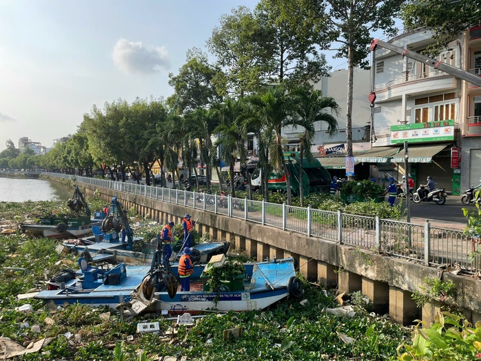 Nhân viên Công ty TNHH MTV Môi trường Đô thị TP HCM vớt rác trên kênh Nhiêu Lộc - Thị Nghè Nhân viên Công ty TNHH MTV Môi trường Đô thị TP HCM vớt rác trên kênh Nhiêu Lộc - Thị Nghè