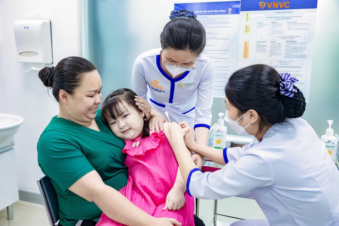 Bé Nguyễn Bảo Khánh Ngân (5 tuổi) được tiêm vắc-xin sốt xuất huyết tại Trung tâm tiêm chủng VNVC Hoàng Văn Thụ chiều 20-9. Ảnh: Tấn Ngọc Bé Nguyễn Bảo Khánh Ngân (5 tuổi) được tiêm vắc-xin sốt xuất huyết tại Trung tâm tiêm chủng VNVC Hoàng Văn Thụ chiều 20-9. Ảnh: Tấn Ngọc