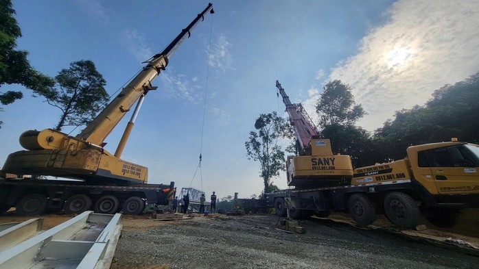 Trục vớt nhịp cầu Phong Châu bị sập và xe đầu kéo mắc kẹt bên trong- Ảnh 1. Trục vớt nhịp cầu Phong Châu bị sập và xe đầu kéo mắc kẹt bên trong- Ảnh 1.