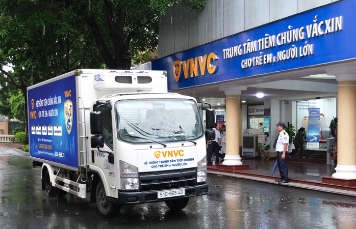 Hệ thống kho lạnh di động đạt chuẩn GSP của VNVC vận chuyển vắc-xin sốt xuất huyết đến các trung tâm tiêm chủng để phục vụ người dân Hệ thống kho lạnh di động đạt chuẩn GSP của VNVC vận chuyển vắc-xin sốt xuất huyết đến các trung tâm tiêm chủng để phục vụ người dân