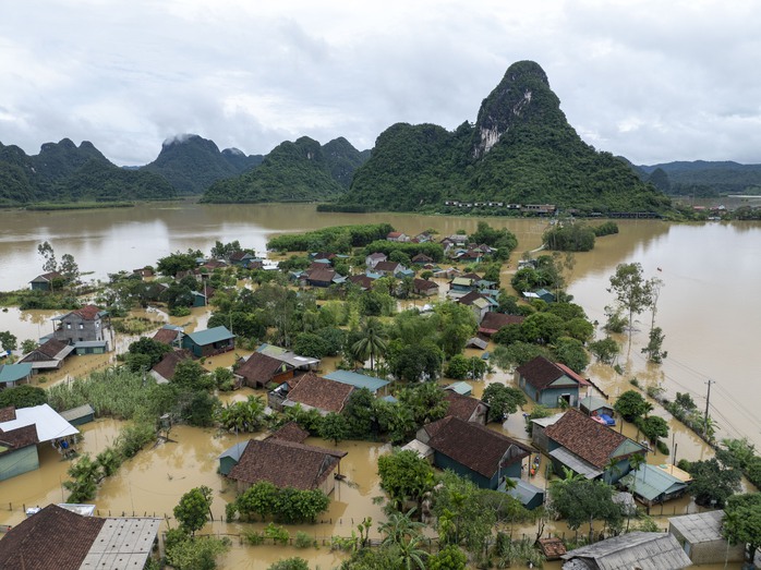 Bất ngờ cuộc sống ở "Làng du lịch tốt nhất thế giới" Tân Hóa trong cảnh ngập lụt- Ảnh 1. Bất ngờ cuộc sống ở "Làng du lịch tốt nhất thế giới" Tân Hóa trong cảnh ngập lụt- Ảnh 1.