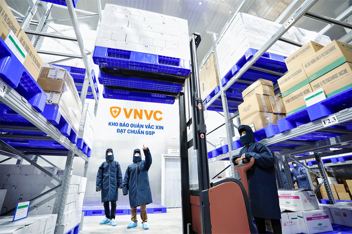 VNVC đầu tư xây dựng hệ thống hàng trăm kho lạnh, dây chuyền lạnh đạt chuẩn GSP theo tiêu chuẩn quốc tế tại khắp các địa phương, có thể bảo quản đồng thời hơn 400 triệu liều vắc-xin ở điều kiện nhiệt độ 2-8 độ C VNVC đầu tư xây dựng hệ thống hàng trăm kho lạnh, dây chuyền lạnh đạt chuẩn GSP theo tiêu chuẩn quốc tế tại khắp các địa phương, có thể bảo quản đồng thời hơn 400 triệu liều vắc-xin ở điều kiện nhiệt độ 2-8 độ C