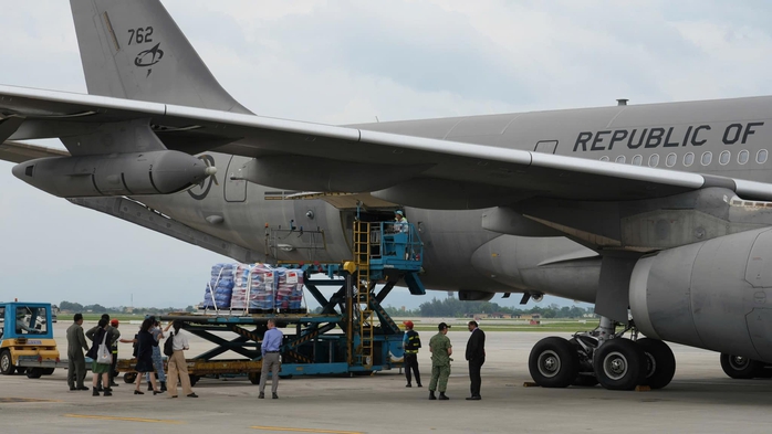 VIDEO: Các chuyến bay "ngựa thồ" C-17 chở hàng cứu trợ quốc tế đáp xuống Nội Bài- Ảnh 2. VIDEO: Các chuyến bay "ngựa thồ" C-17 chở hàng cứu trợ quốc tế đáp xuống Nội Bài- Ảnh 2.