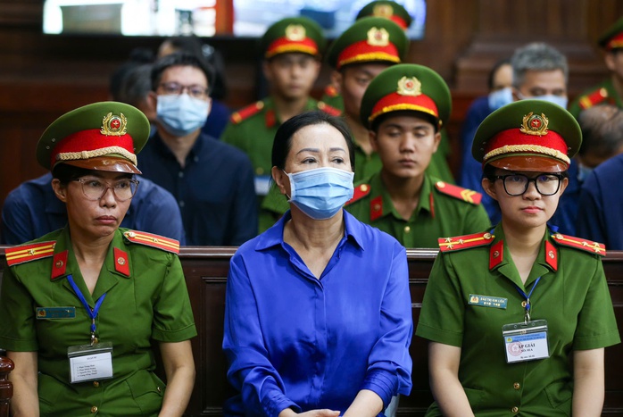 “Cánh tay đắc lực” của bị cáo Trương Mỹ Lan khóc nghẹn- Ảnh 1. “Cánh tay đắc lực” của bị cáo Trương Mỹ Lan khóc nghẹn- Ảnh 1.