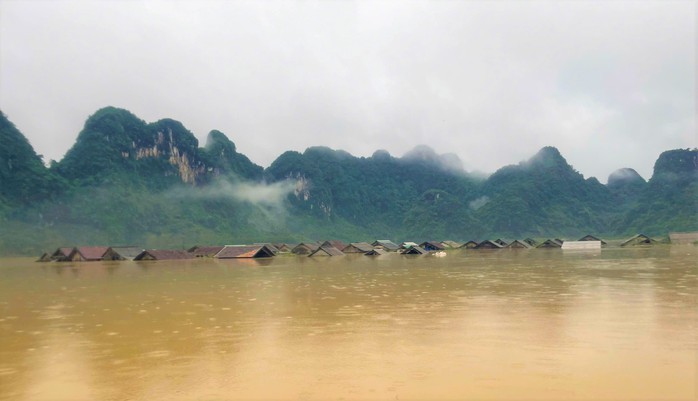 "Làng du lịch tốt nhất thế giới" Tân Hóa ngập sâu, bị cô lập sau bão số 4- Ảnh 4. "Làng du lịch tốt nhất thế giới" Tân Hóa ngập sâu, bị cô lập sau bão số 4- Ảnh 4.