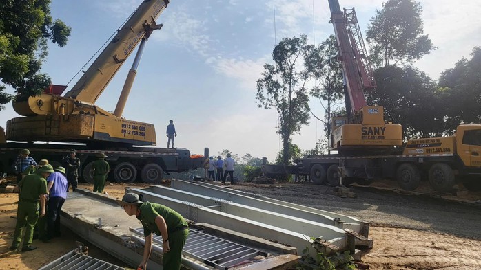Trục vớt nhịp cầu Phong Châu bị sập và xe đầu kéo mắc kẹt bên trong- Ảnh 4. Trục vớt nhịp cầu Phong Châu bị sập và xe đầu kéo mắc kẹt bên trong- Ảnh 4.