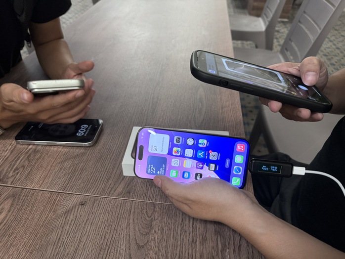 Cận cảnh mở hộp và trải nghiệm iPhone 16 Pro- Ảnh 4. Cận cảnh mở hộp và trải nghiệm iPhone 16 Pro- Ảnh 4.