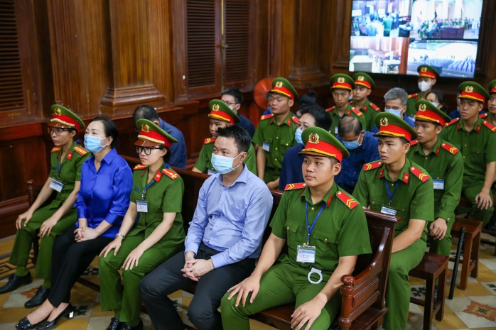“Cánh tay đắc lực” của bị cáo Trương Mỹ Lan khóc nghẹn- Ảnh 2. “Cánh tay đắc lực” của bị cáo Trương Mỹ Lan khóc nghẹn- Ảnh 2.