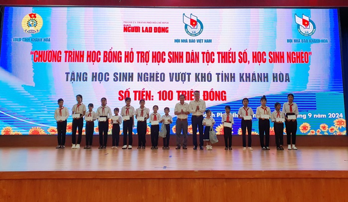 Báo Người Lao Động trao tặng 100 triệu đồng cho học sinh nghèo Khánh Hòa - Ảnh 6. Báo Người Lao Động trao tặng 100 triệu đồng cho học sinh nghèo Khánh Hòa - Ảnh 6.