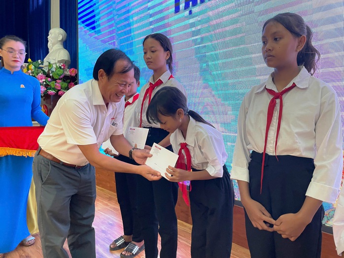 Báo Người Lao Động trao tặng 100 triệu đồng cho học sinh nghèo Khánh Hòa - Ảnh 4. Báo Người Lao Động trao tặng 100 triệu đồng cho học sinh nghèo Khánh Hòa - Ảnh 4.