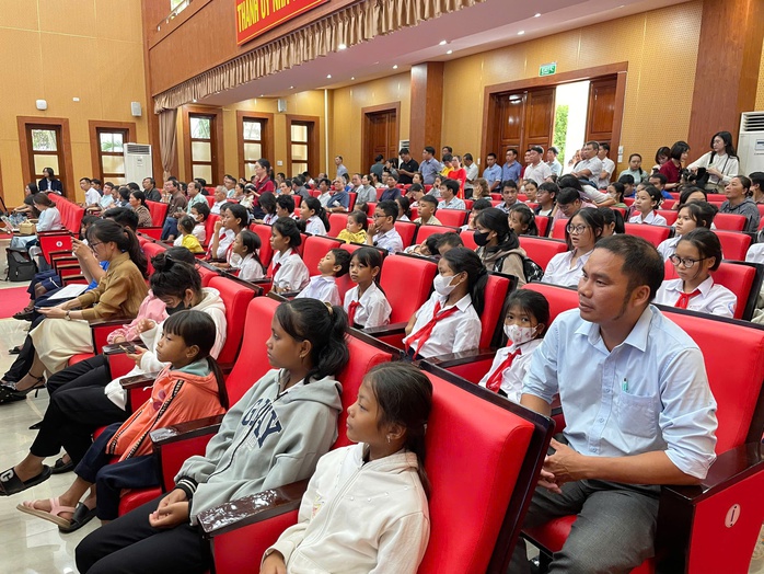 Báo Người Lao Động trao tặng 100 triệu đồng cho học sinh nghèo Khánh Hòa - Ảnh 1. Báo Người Lao Động trao tặng 100 triệu đồng cho học sinh nghèo Khánh Hòa - Ảnh 1.