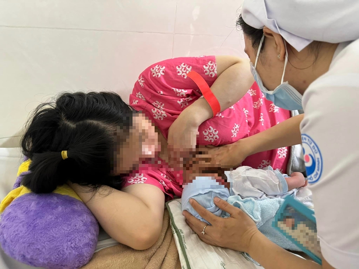 TP HCM: CSGT mở đường đưa thai phụ bị kẹt xe trên cao tốc đi cấp cứu- Ảnh 1. TP HCM: CSGT mở đường đưa thai phụ bị kẹt xe trên cao tốc đi cấp cứu- Ảnh 1.