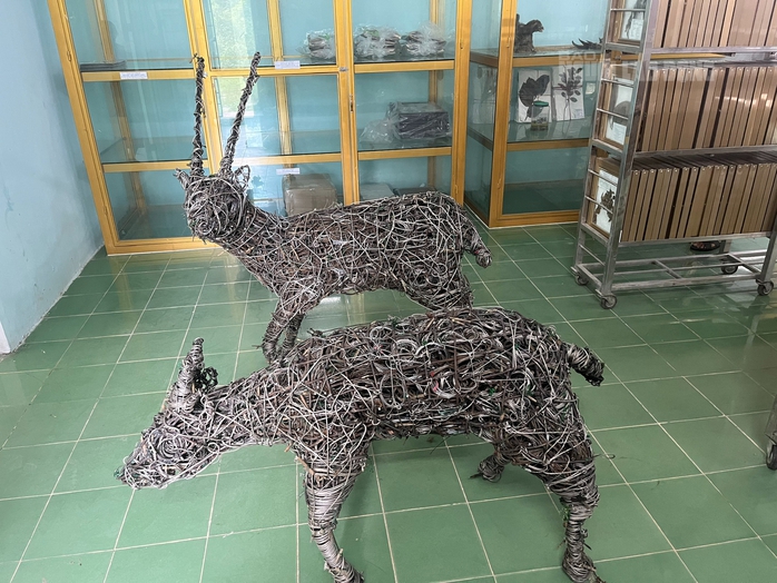 ĐỘC LẠ: Ngắm nhìn "kỳ lân châu Á" được tái hiện từ 5.000 dây bẫy thú rừng- Ảnh 3. ĐỘC LẠ: Ngắm nhìn "kỳ lân châu Á" được tái hiện từ 5.000 dây bẫy thú rừng- Ảnh 3.